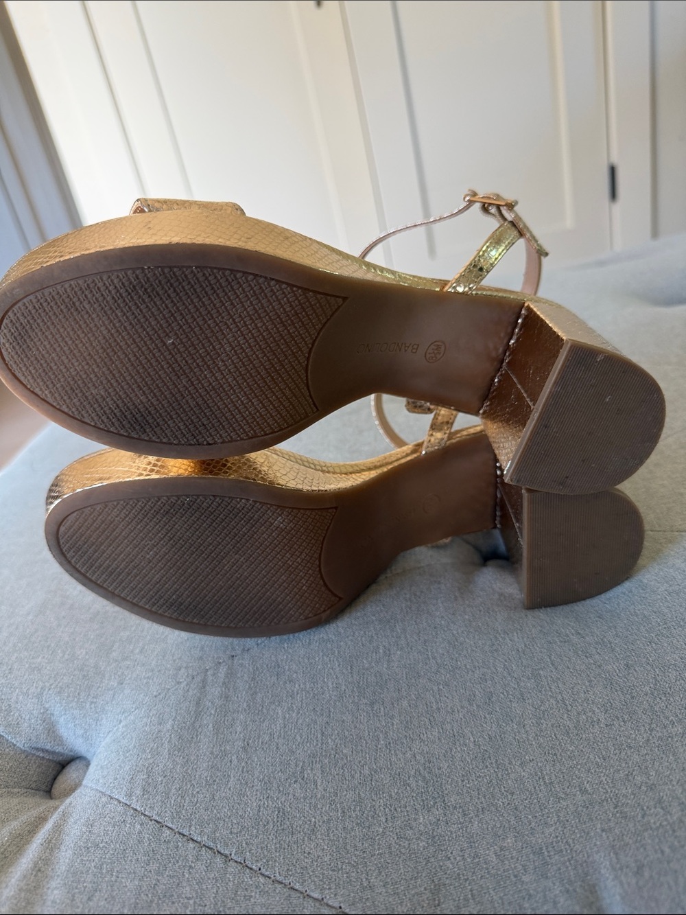Bandolino Gold Snakeskin Texture Block Heel Sandals size 8 - 8.5 - Picture 4 of 8